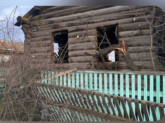 Бездомный мужчина погиб при пожаре в доме в Забайкалье