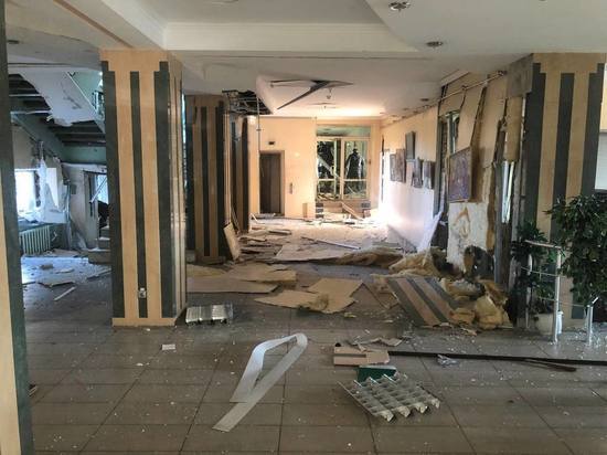 При обстреле горадминистрации Донецка пострадали два человека