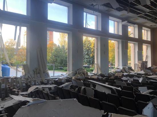 Здание администрации Донецка разрушено прямым попаданием ракеты: ФОТО