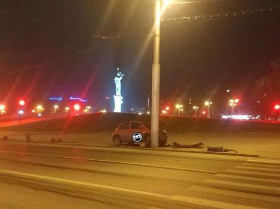 Ночью у Памятника Победы в Пензе разбилась иномарка