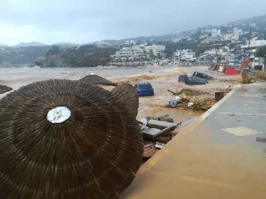 На Крит обрушился мощнейший шторм, машины уносит в море