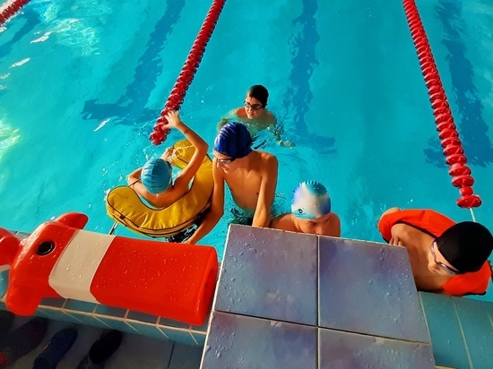 Смоленские спасатели провели занятие со школьниками в бассейне