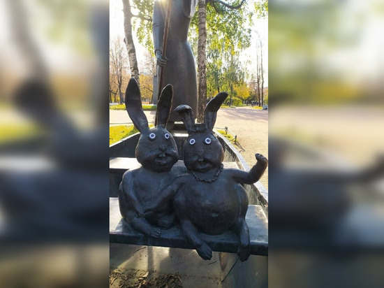 Петербургские вандалы наградили зайцев в Некрасовском саду «глазами»