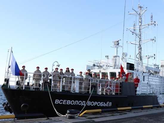 Школьники Архангельска дали клятву юнармейца на борту военного катера «Всеволод Воробьев»