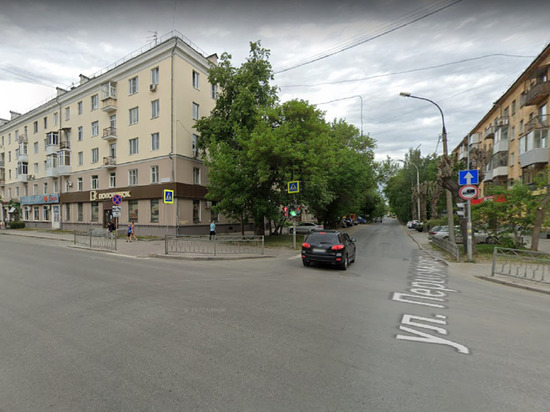 Opel зацепил светофор и врезался в дерево в Екатеринбурге