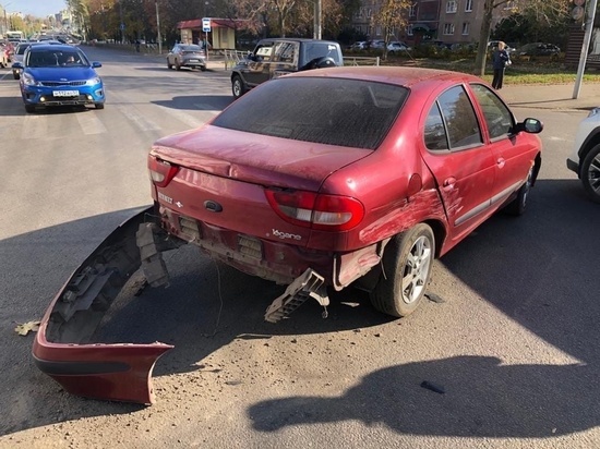 На пересечении улиц в Орле не смогли разъехаться две иномарки