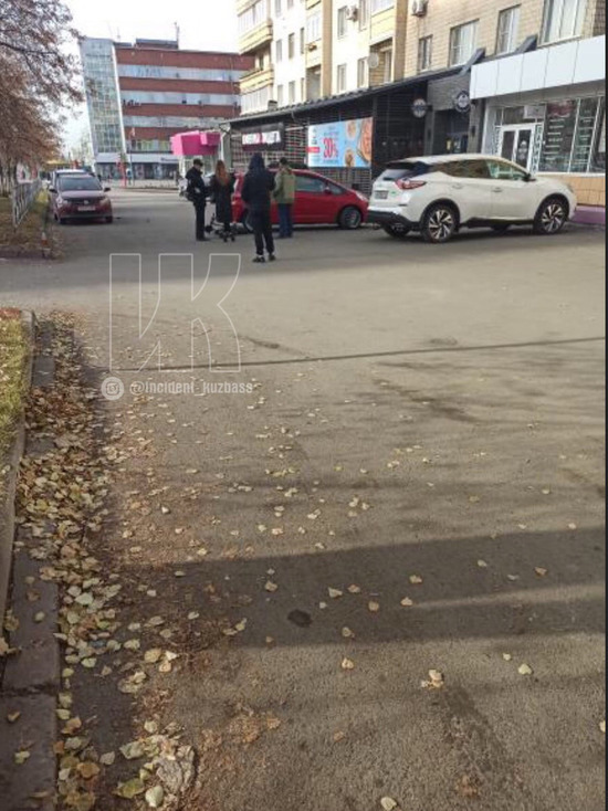 В Кемерове на парковке сбили самокатчика