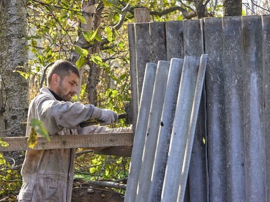 Матери мобилизованного жителя Сахалина помогли в подготовке дачи к зиме