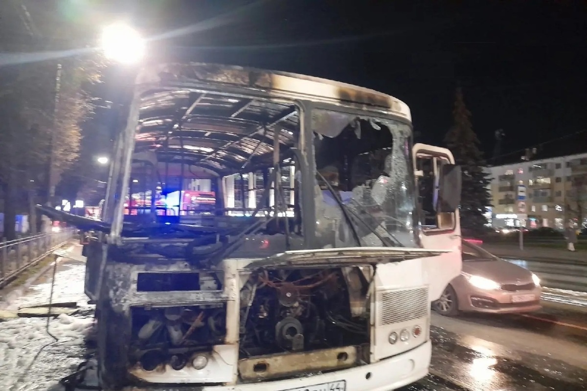 Костромские ЧП: вчера вечером на ул. Сусанина сгорела маршрутка