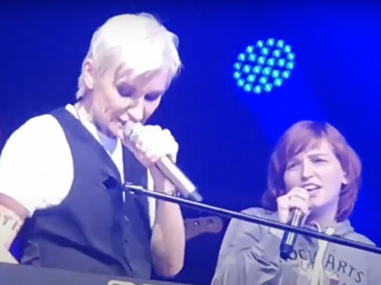 Жительница Красноярска спела вместе с Дианой Арбениной на концерте