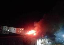 Вечером воскресенья, 16 октября, пожарным стало известно о том, что в Полярном воспламенилось нежилое двухэтажное здание по улице Ленина, 8.