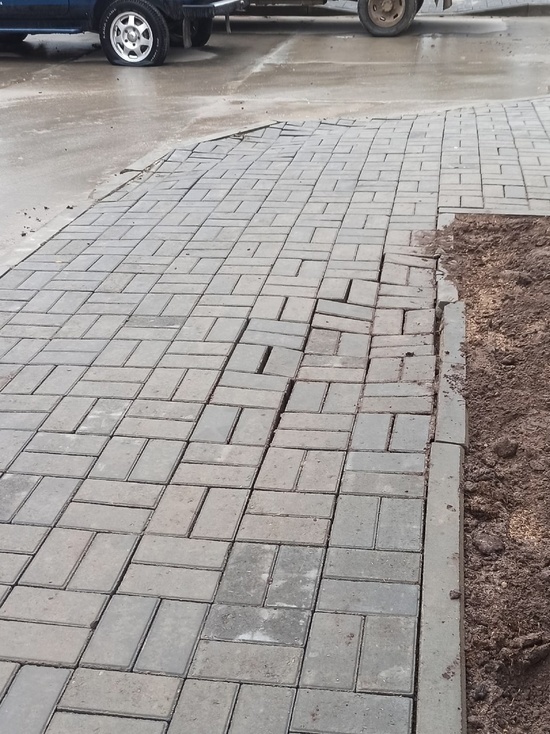 Новый тротуар в Пурпе раздавили грузовиком