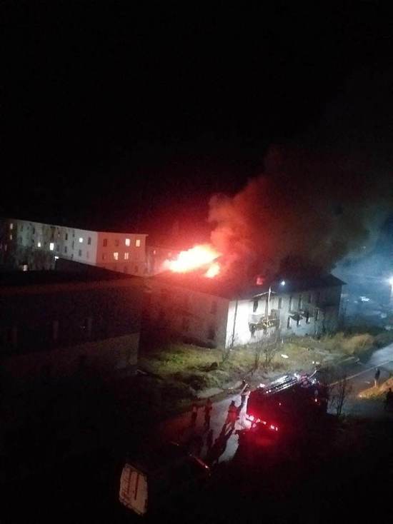 Крышу нежилого дома в Полярном слизали языки пламени