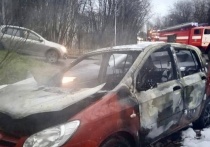 В 07:32 понедельника, 17 октября, спасателям стало известно о том, что в областном центре по дворе дома №17 по улице Героев Рыбачьего пламя охватило автомобиль.