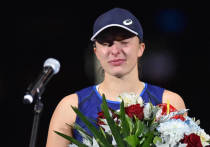 Первая ракетка мира Ига Швентек выиграла очередной турнир — в финале в Сан-Диего она обыграла хорватку Донну Векич. Во время награждения польскую теннисистку позвали замуж, и она вспомнила легендарный ответ Штеффи Граф в похожей ситуации.