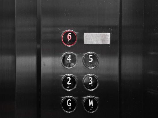 Выше не поедет: жительница Красноярска пожаловалась на лифты виадука у «Планеты»