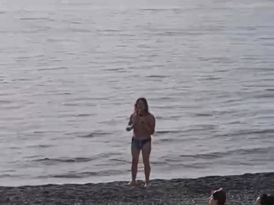 Соцсети: на сочинском пляже спел мужчина в трусах