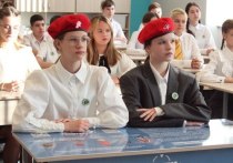 В городском округе Серпухов две юных активистки получили право учиться за партой имени Романа Катасонова