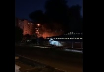 В Ейске Краснодарского края огонь от пожара в многоэтажке города, который произошел после падения самолета Су-34, охватил несколько этажей