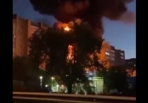 В соцсетях появилось множество видеозаписей из Ейска, где на жилой дом, по предварительным данным, рухнул самолет