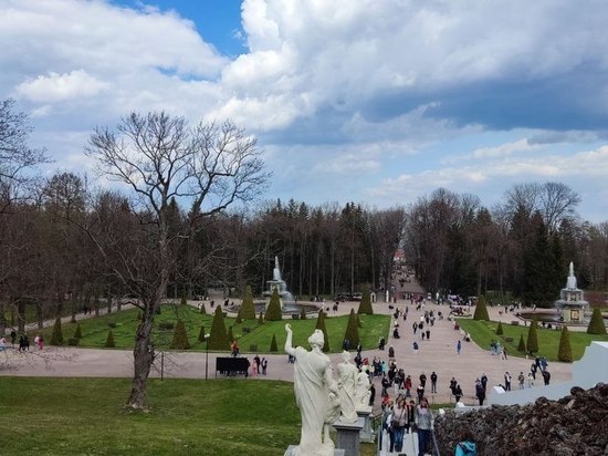 Парки Петергофа стали бесплатными для посетителей с 17 октября