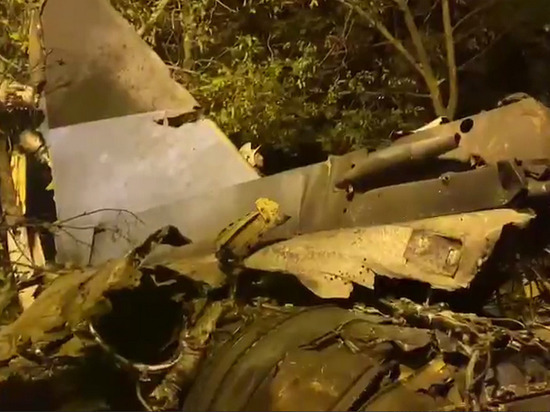 Опубликовано видео обломков упавшего в Ейске самолета Су-34