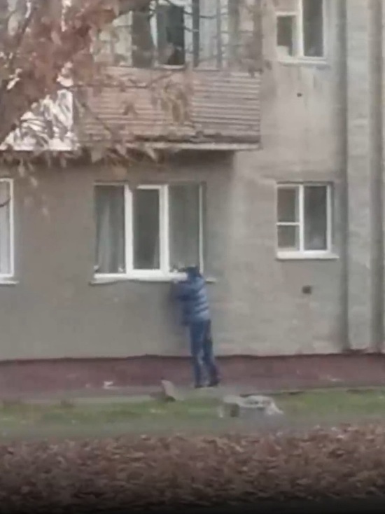 Кемеровчанин через окно пытался пробраться в квартиру бывшей жены