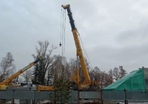 Утром 18 октября в Нагорном парке Барнаула начали устанавливать стелу «Город трудовой доблести»