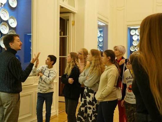Глухие гиды Петербурга познакомили тульских школьников с Культурной столицей и со своей профессией