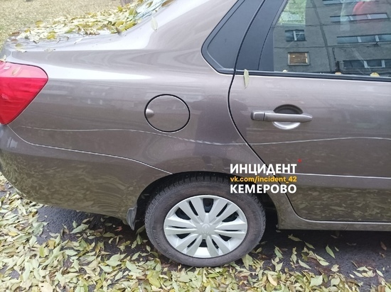 Кто-то беспричинно исцарапал припаркованные машины в Кемерове