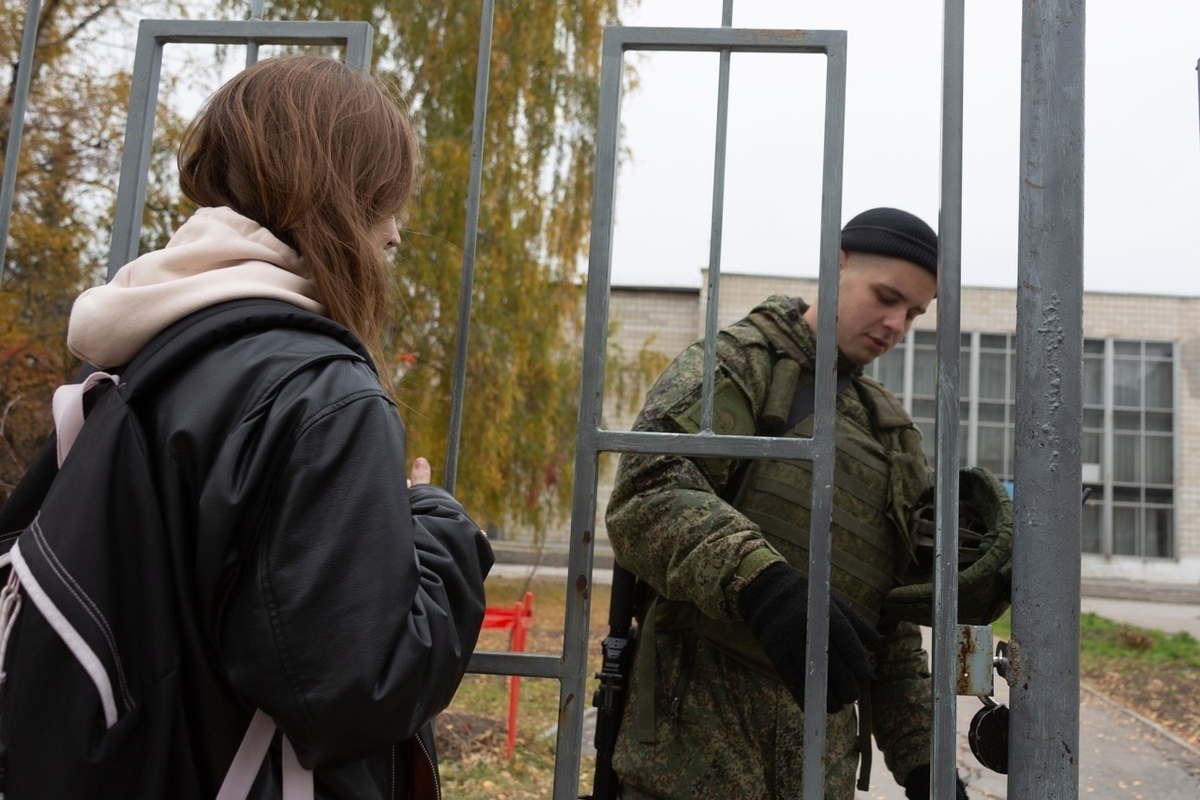 Родственники мобилизованных. Вещи для мобилизованных. Жена солдата. Мобилизованные в Новосибирске. Суд мобилизация.