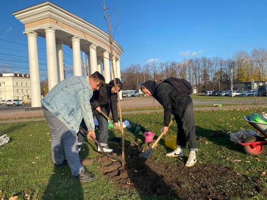 Тверские экоактивисты посадили деревья на площади Гагарина