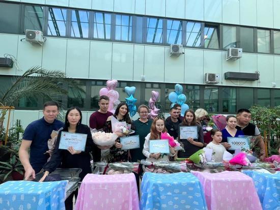 В Якутске торжественно выписали пятерых новорожденных