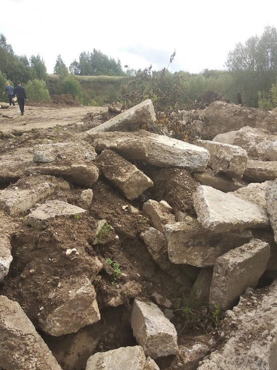 В Тверской области дорожная организация свалила тонны мусора