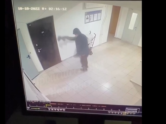 Поджог двери квартиры в многоэтажке Ноябрьска попал на видео