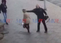 Неадекватный мужчина напал на прохожих у входа в Московский зоопарк во вторник утром