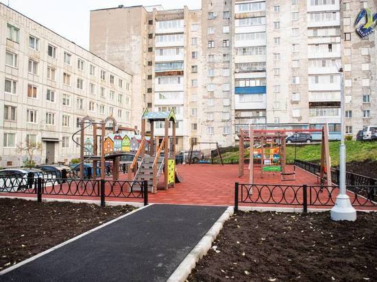 На улице Гончарова в Мурманске отремонтировали детскую площадку