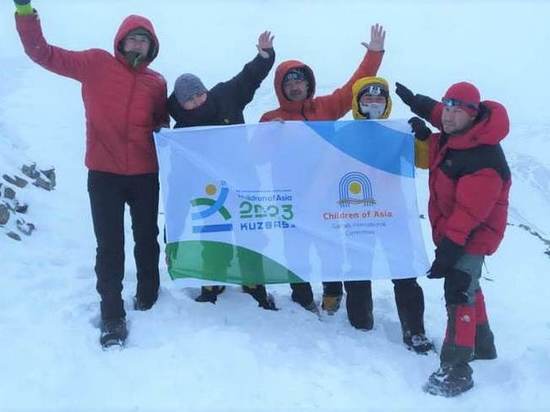 Кузбассовцы подняли флаг игр «Дети Азии» на одну из высочайших гор России