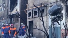 В Ейске разбирают завалы разрушенного падением Су-34 дома: видео спасателей