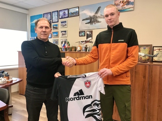 Юрий Сорокин подарил псковской футбольной команде новую форму