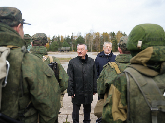 Мобилизованные новгородцы проходят обучение на полигоне в Псковской области