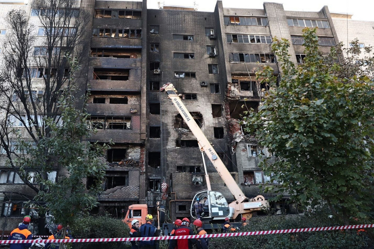 Жильцы разрушенного самолетом ейского дома не захотели оглашать списки  погибших - МК