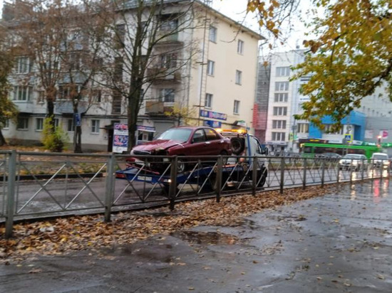 Эвакуатор увез бесхозный автомобиль с Чудовской в Великом Новгороде