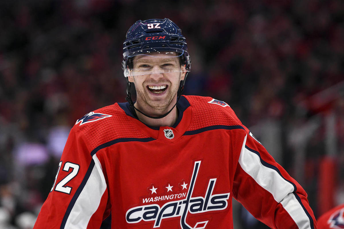 НХЛ может дисквалифицировать Кузнецова за удар клюшкой в лицо соперника