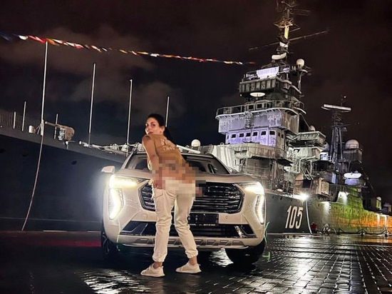Россиянка оголила ягодицы на фоне крейсера "Михаил Кутузов" и получила штраф
