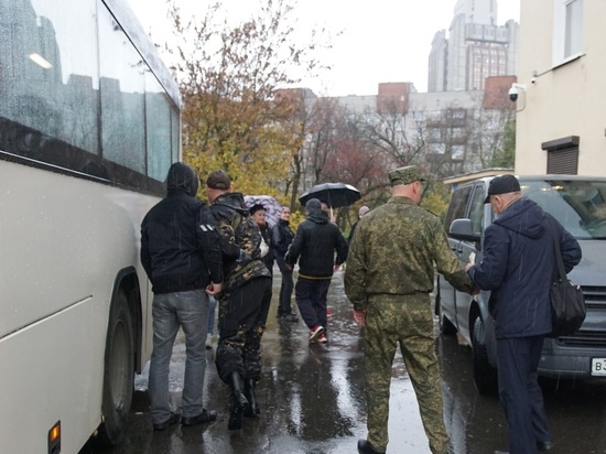 Мобилизованных жителей Выборгского района проводили на службу