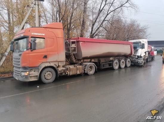 В Новосибирске столкнулись два грузовика Scania