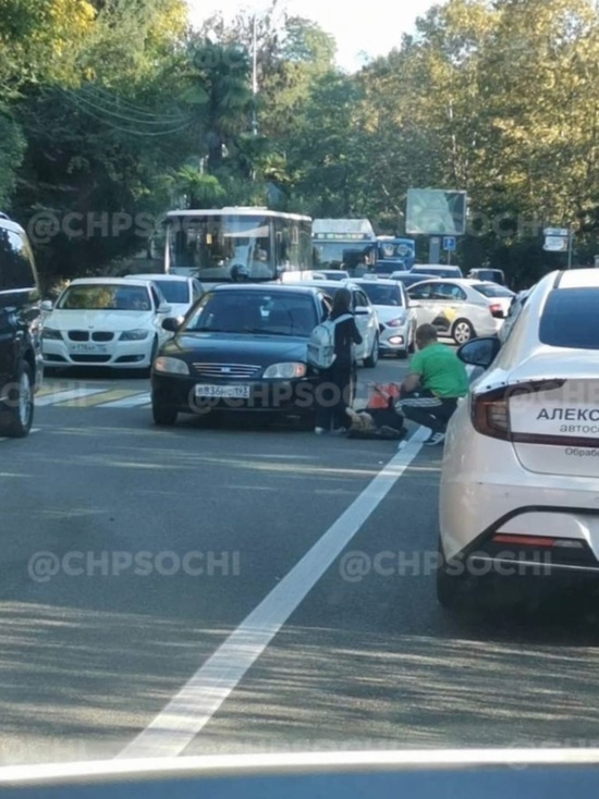 В Центральном районе Сочи женщина пострадала под колёсами иномарки