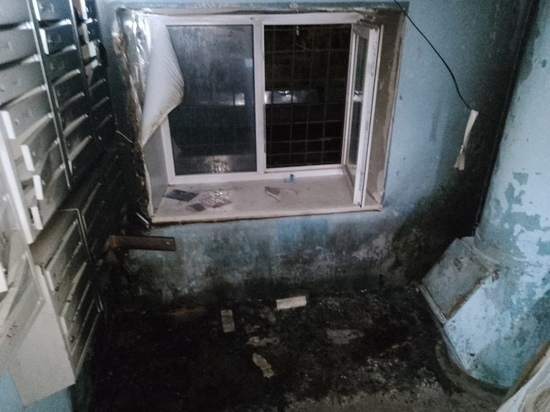 Пожар в подъезде пятиэтажного дома произошел накануне в Вологде
