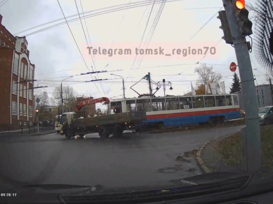 В сети опубликовали видео момента ДТП с участием трамвая и манипулятора в Томске
